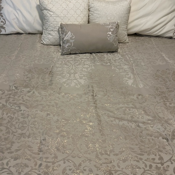 Luxury 8 piece comforter King bed set - Picture 3 of 4